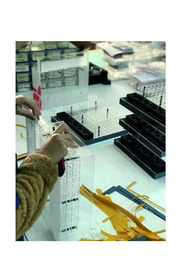 Acrylic display glueing